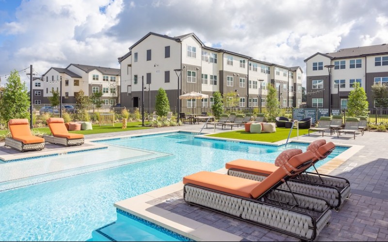 pool area with lounge seating