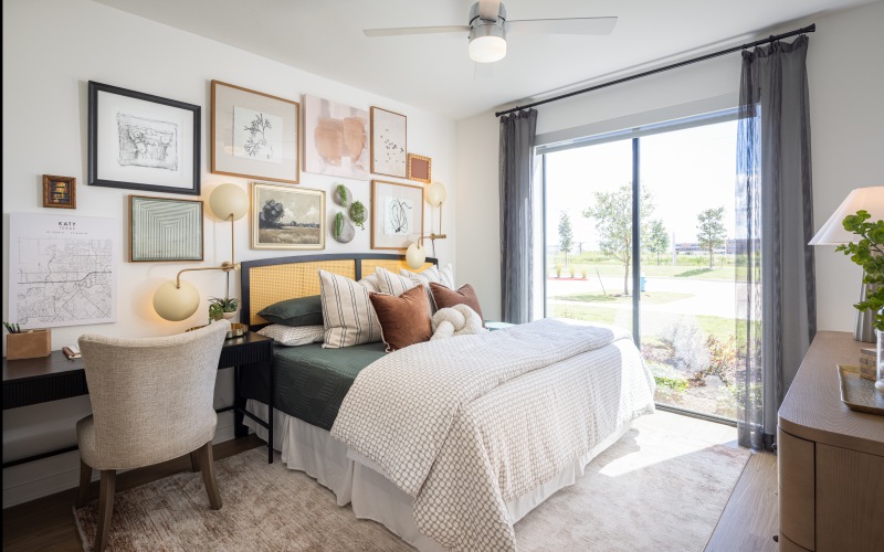 Spacious bedroom 